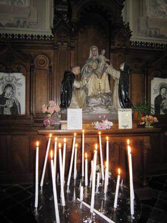 Cierges devant l'autel Ste Vierge